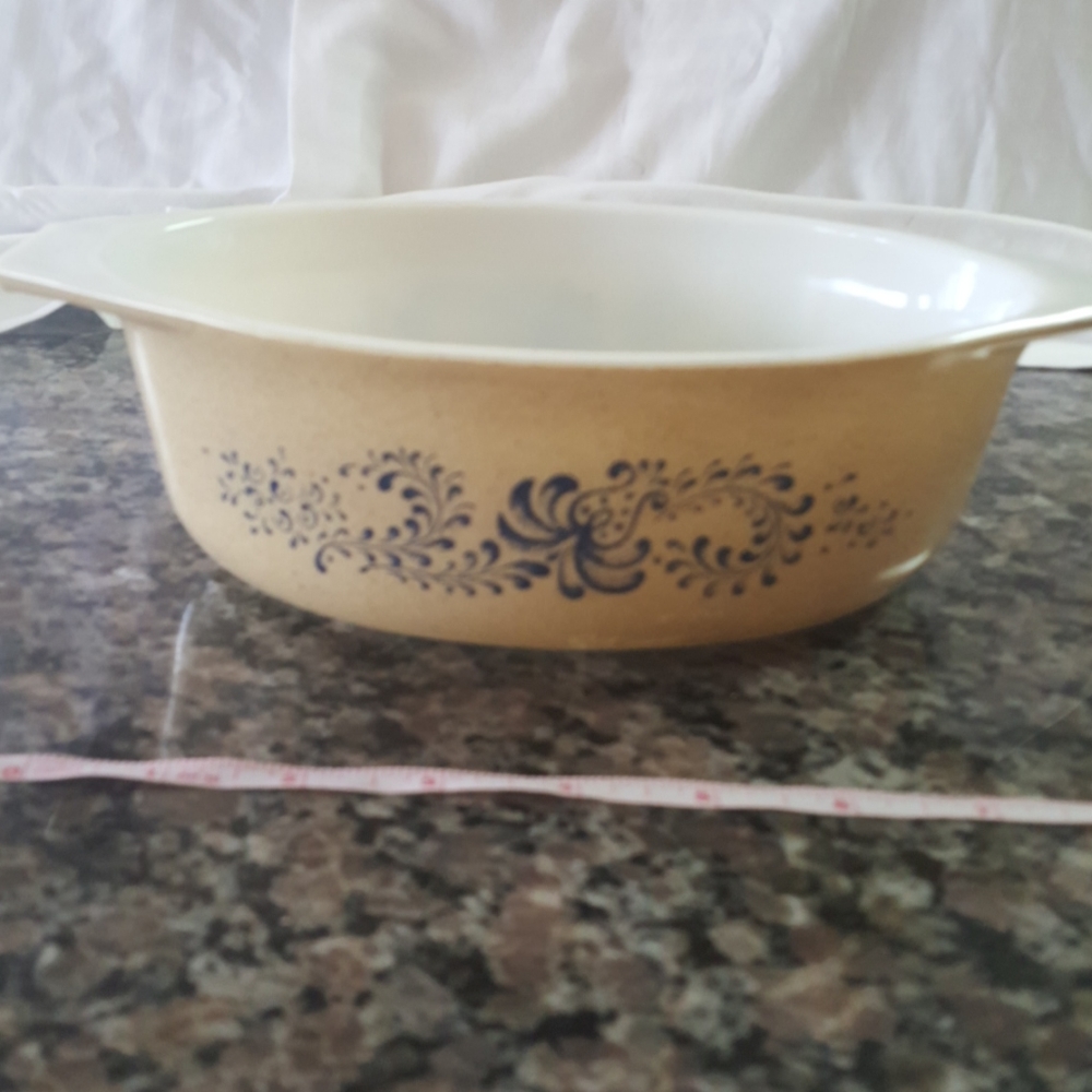 Vintage pyrex 1.5 qt casserole tan w blue flower